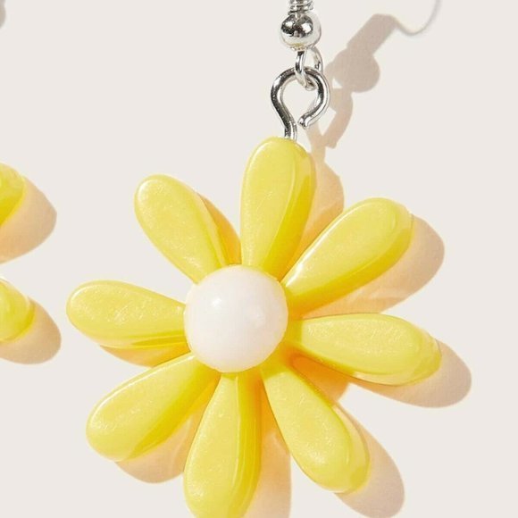 New Retro 60s Inspired GoGo Mod Boho‎ Yellow Resin Daisy Drop Pair Of Earrings - Picture 2 of 5